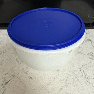 Tupperware medium speckled mixing bowl with lid. 228